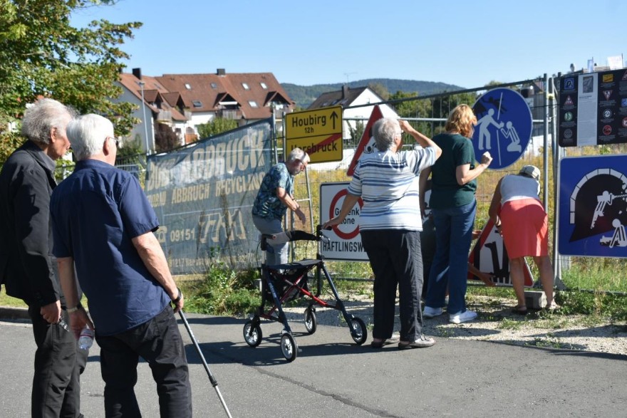 2025-10-26 210602_Screenshot_gemeinsames-Anbringen-der-Bilder Gemeinsames Anbringen der Schilder am Bauzaun