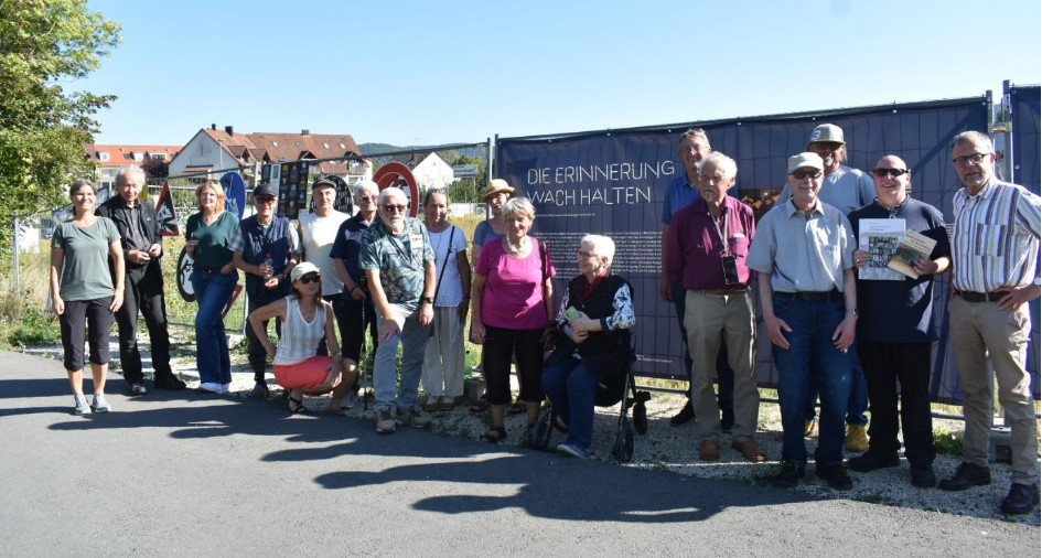 2025-10-26 210602_Screenshot_gemeinsames-Anbringen-der-Bilder Gemeinsames Anbringen der Schilder am Bauzaun