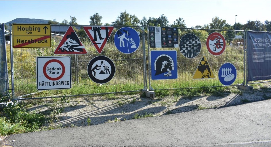 2025-10-26 210602_Screenshot_gemeinsames-Anbringen-der-Bilder Gemeinsames Anbringen der Schilder am Bauzaun